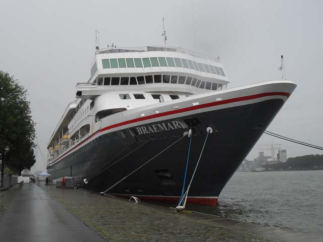 Cruiseschip ms Braemar van Fred Olsen aan de Parkkade Rotterdam